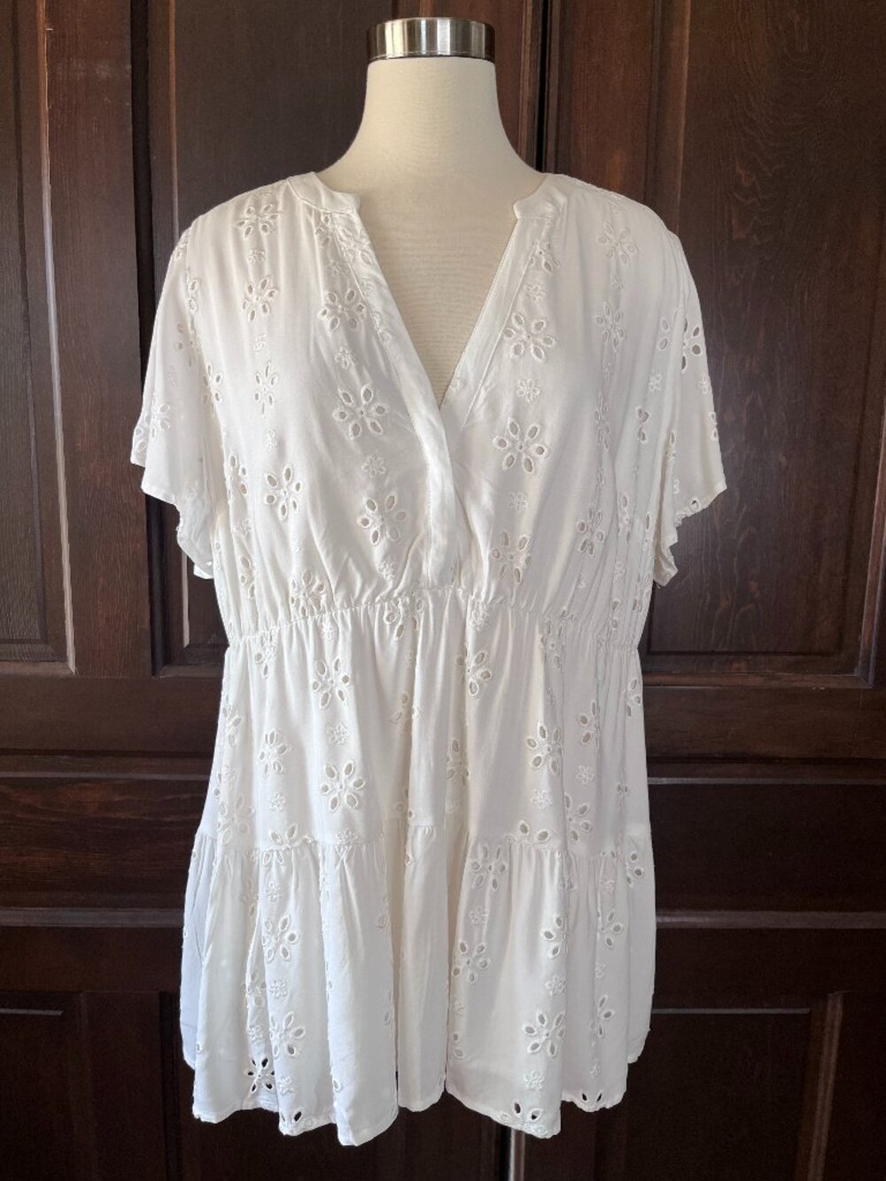 Torrid Size 0/L/12 White Babydoll Eyelet Tiered Top Short Sleeve V-Neck NWT